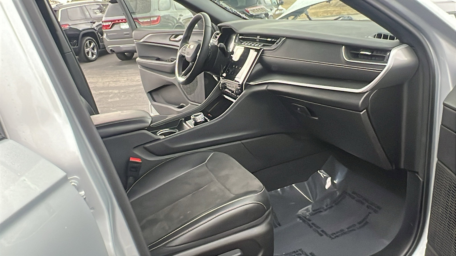 Used 2024 Jeep Grand Cherokee L Laredo image 13