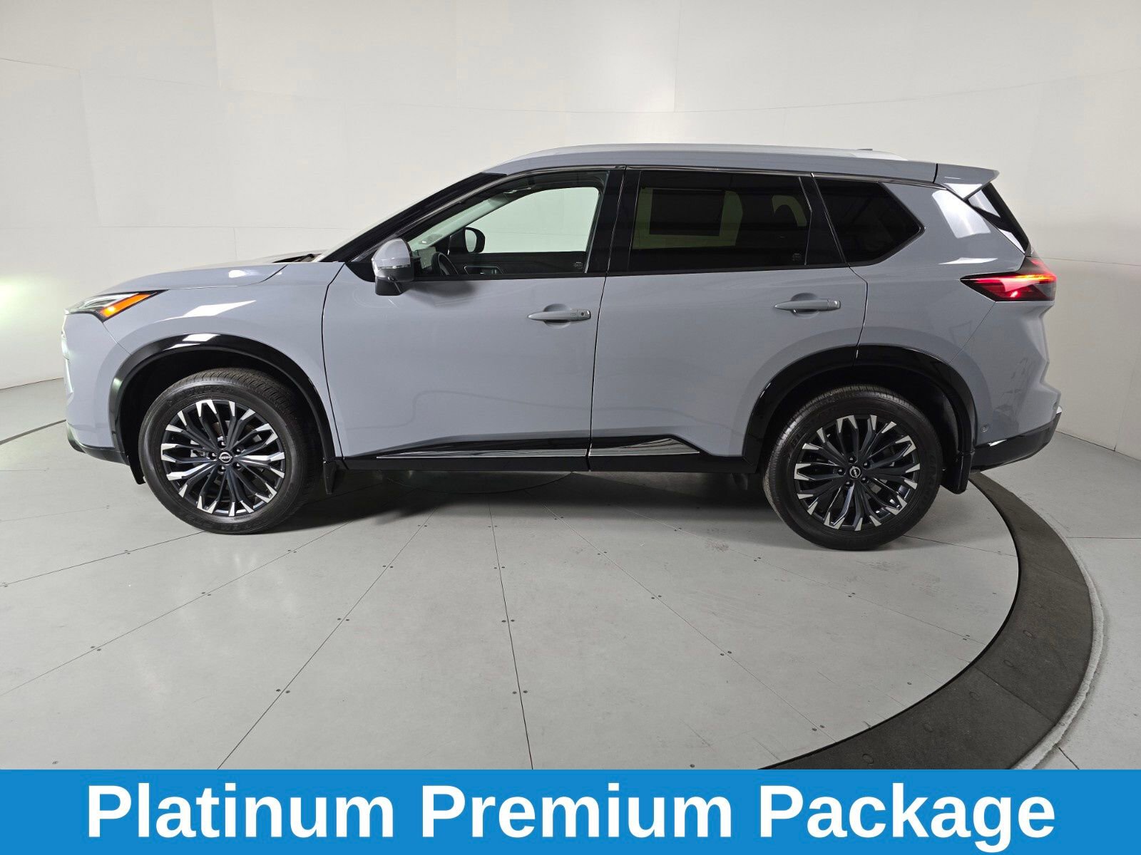 Used 2024 Nissan Rogue Platinum w/ Platinum Premium Package image 3