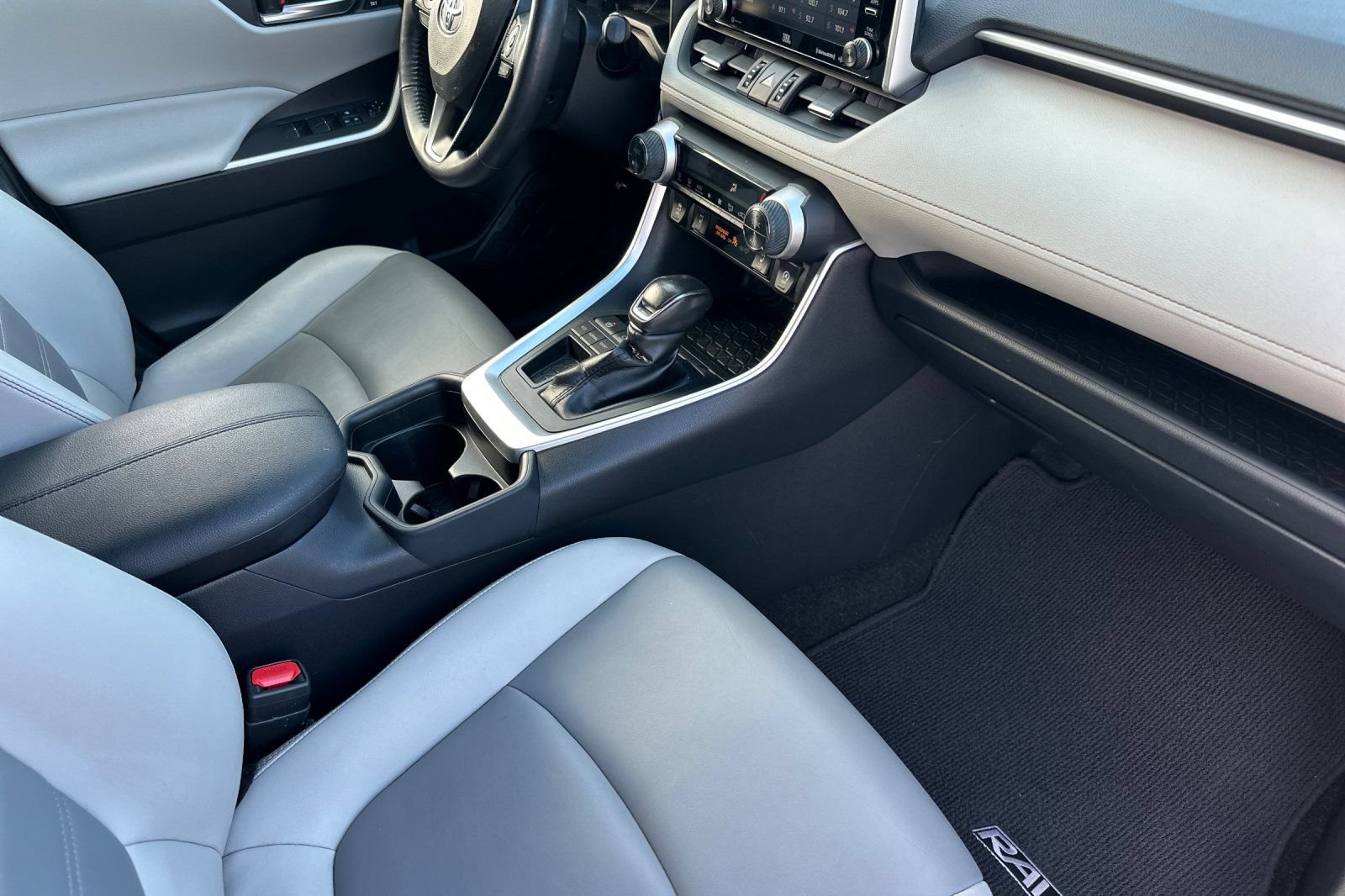 Used 2020 Toyota RAV4 XLE Premium FWD image 19