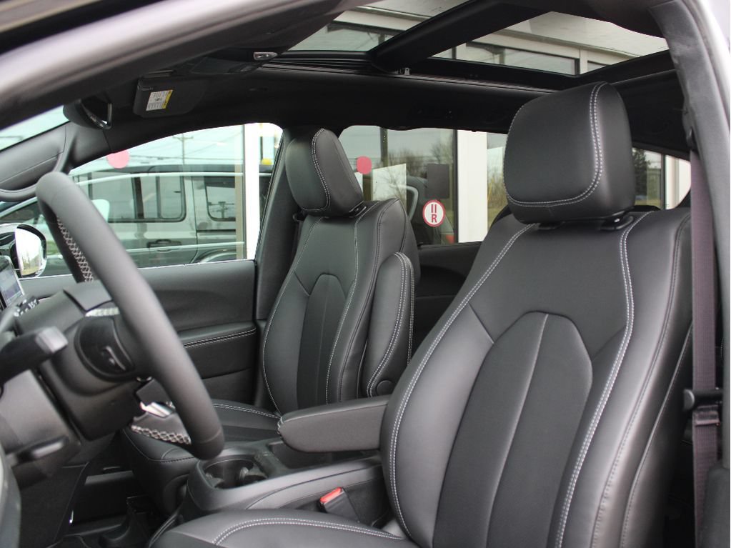 New 2026 Chrysler Pacifica Select AWD/4WD image 11