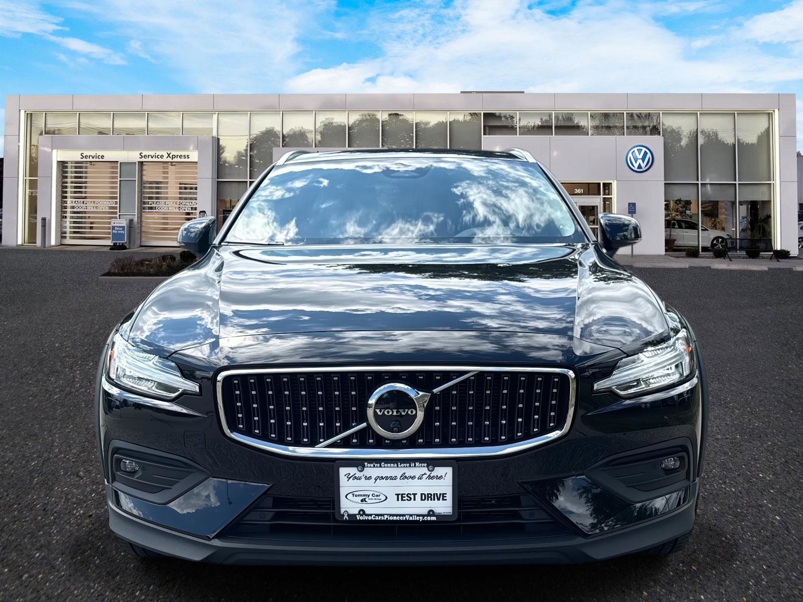 Used 2025 Volvo V60 B5 Cross Country Ultra w/ Climate Package image 2