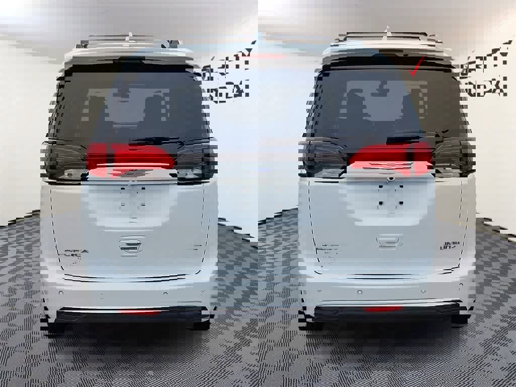 Used 2018 Chrysler Pacifica Limited image 5