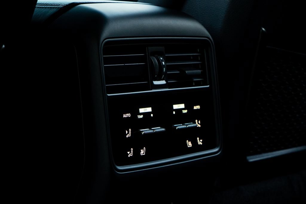 Used 2024 Porsche Cayenne AWD/4WD image 16