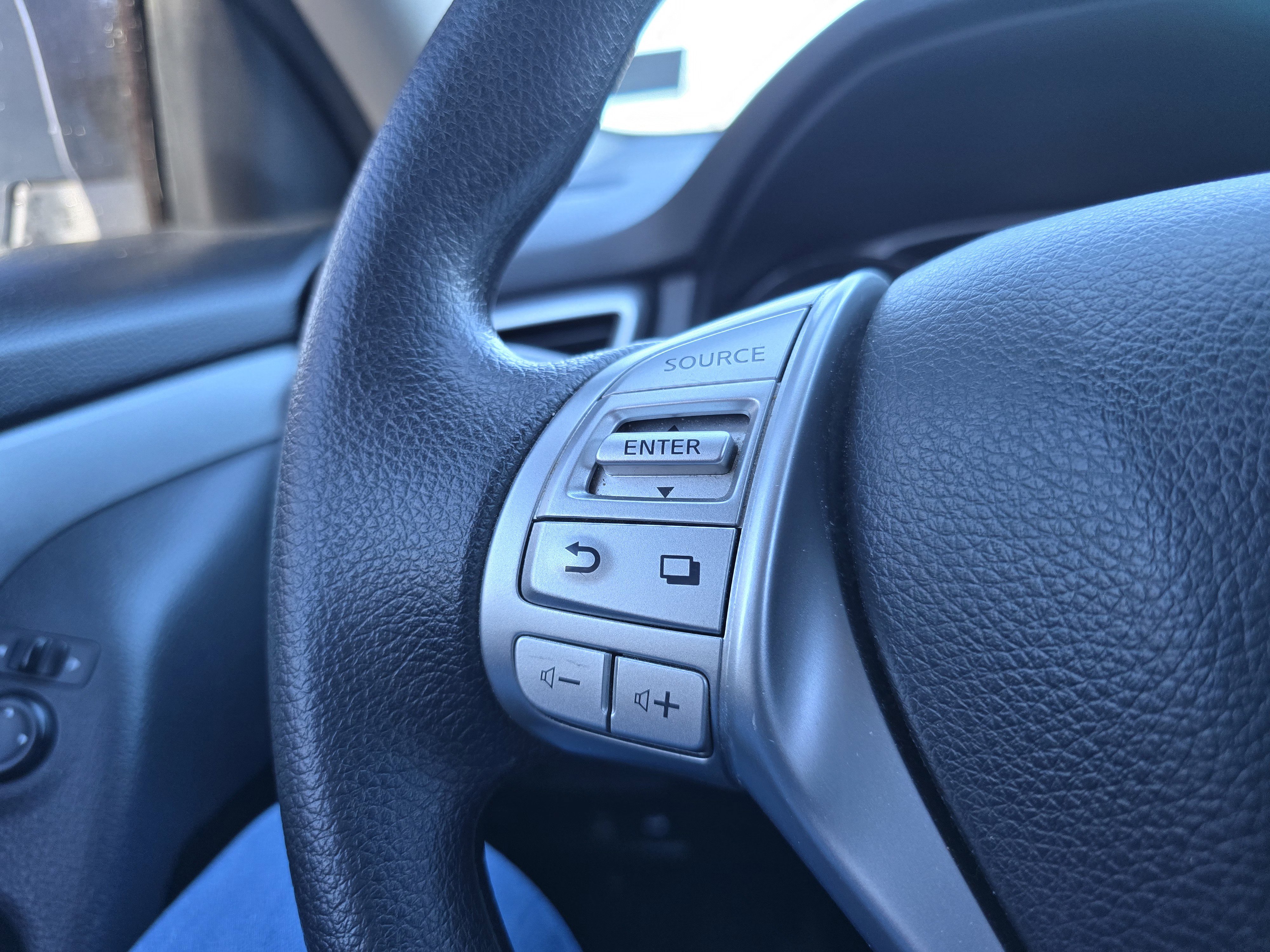 Used 2016 Nissan Rogue S image 18