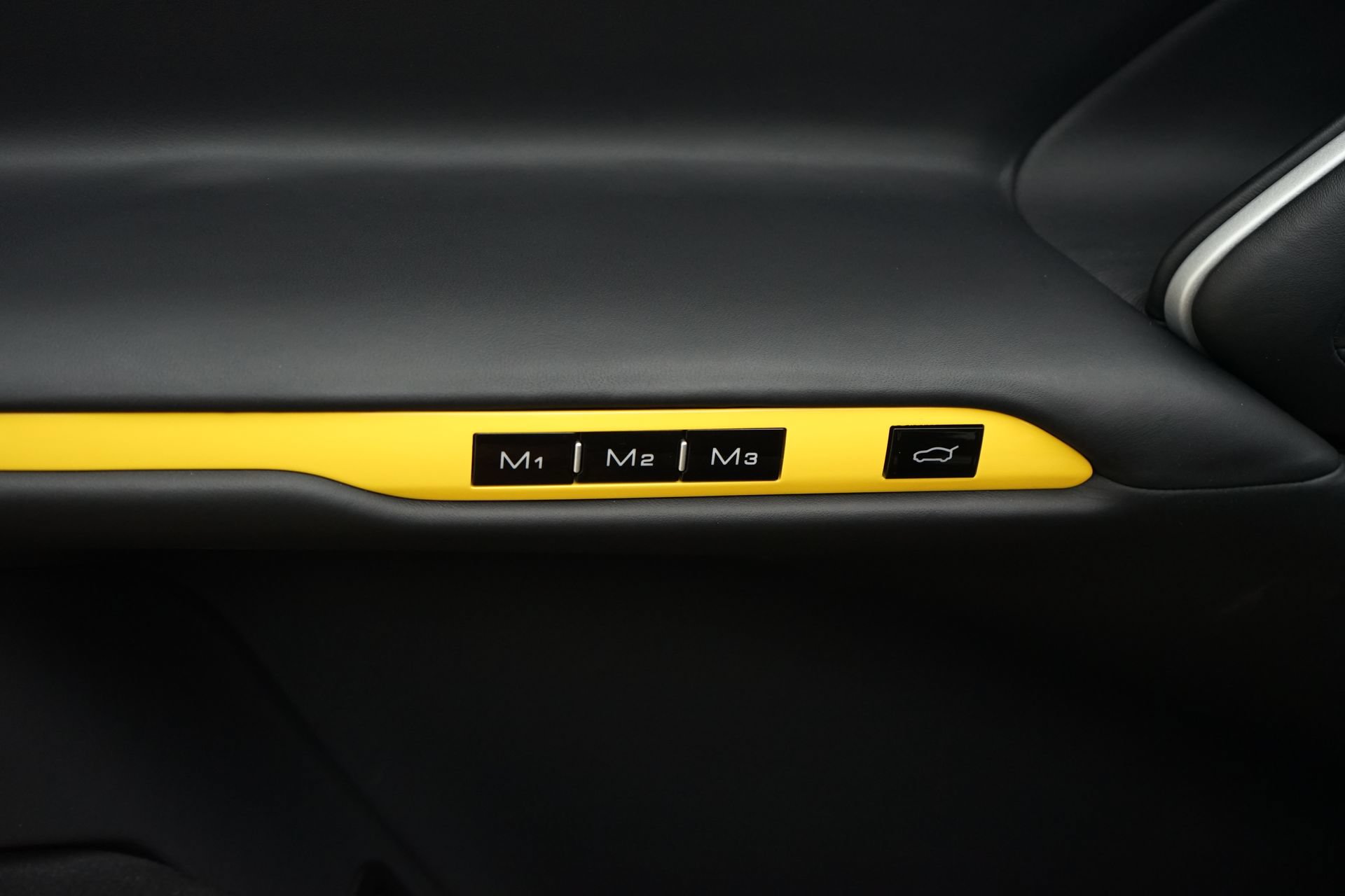 Used 2025 Ferrari Purosangue AWD/4WD image 25
