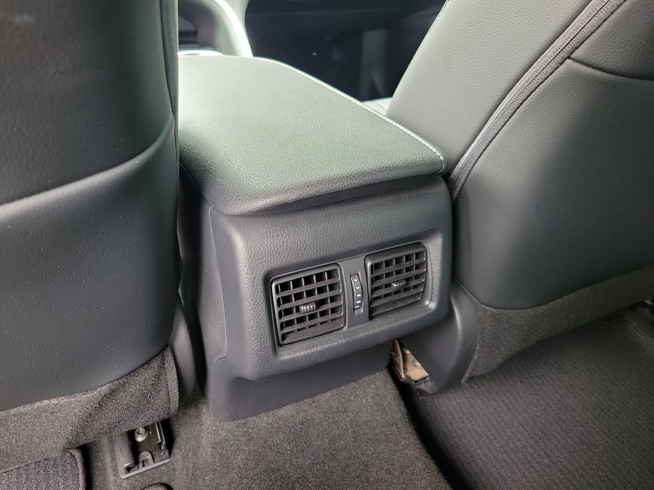 Used 2022 Toyota Camry XLE w/ Navigation Upgrade Package FWD image 11
