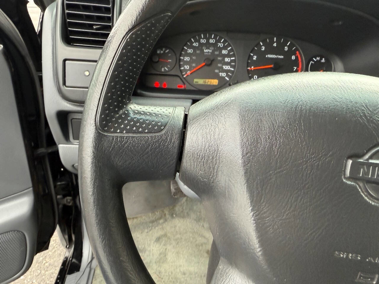 Used 2001 Nissan Frontier XE image 24