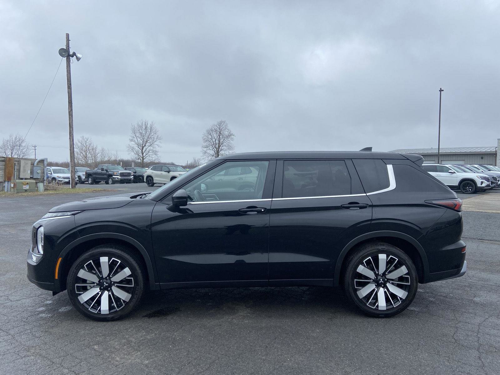 Used 2025 Mitsubishi Outlander SE image 10