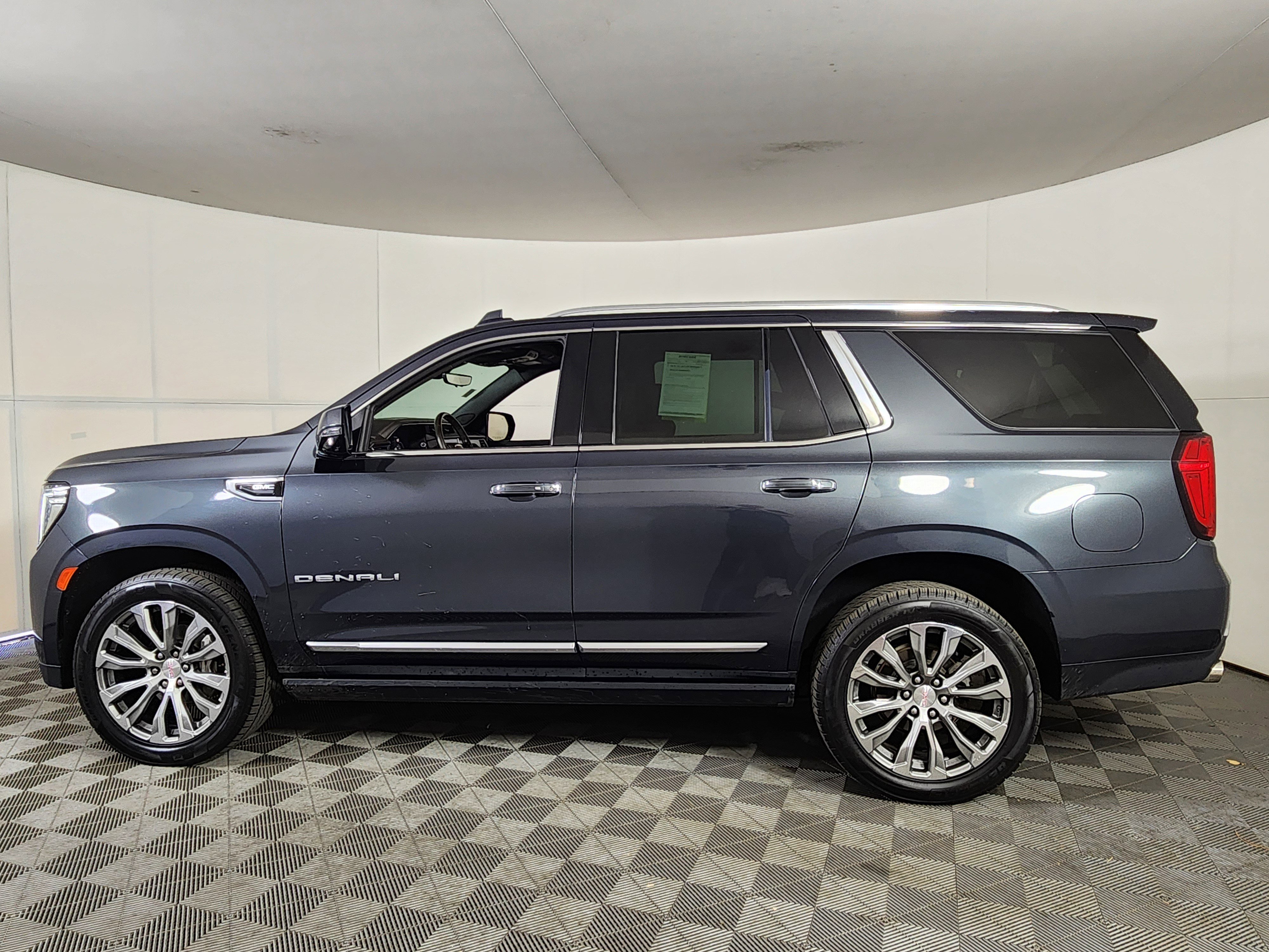 Used 2021 GMC Yukon Denali w/ Denali Premium Package image 4