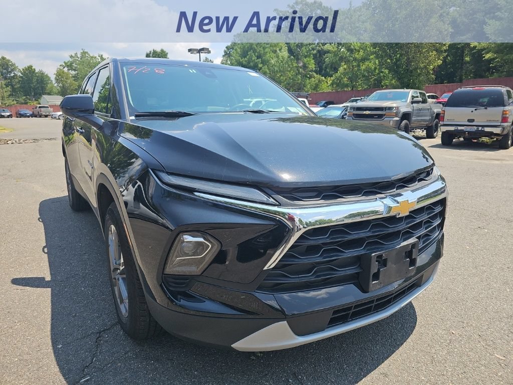 Used 2025 Chevrolet Blazer LT FWD image 2