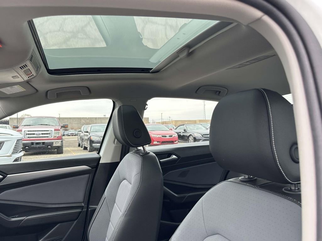 Certified 2025 Volkswagen Jetta SE w/ Sunroof Package image 21