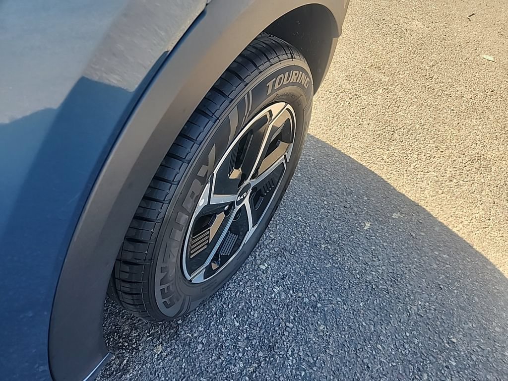 Certified 2024 Kia Niro EX FWD image 9