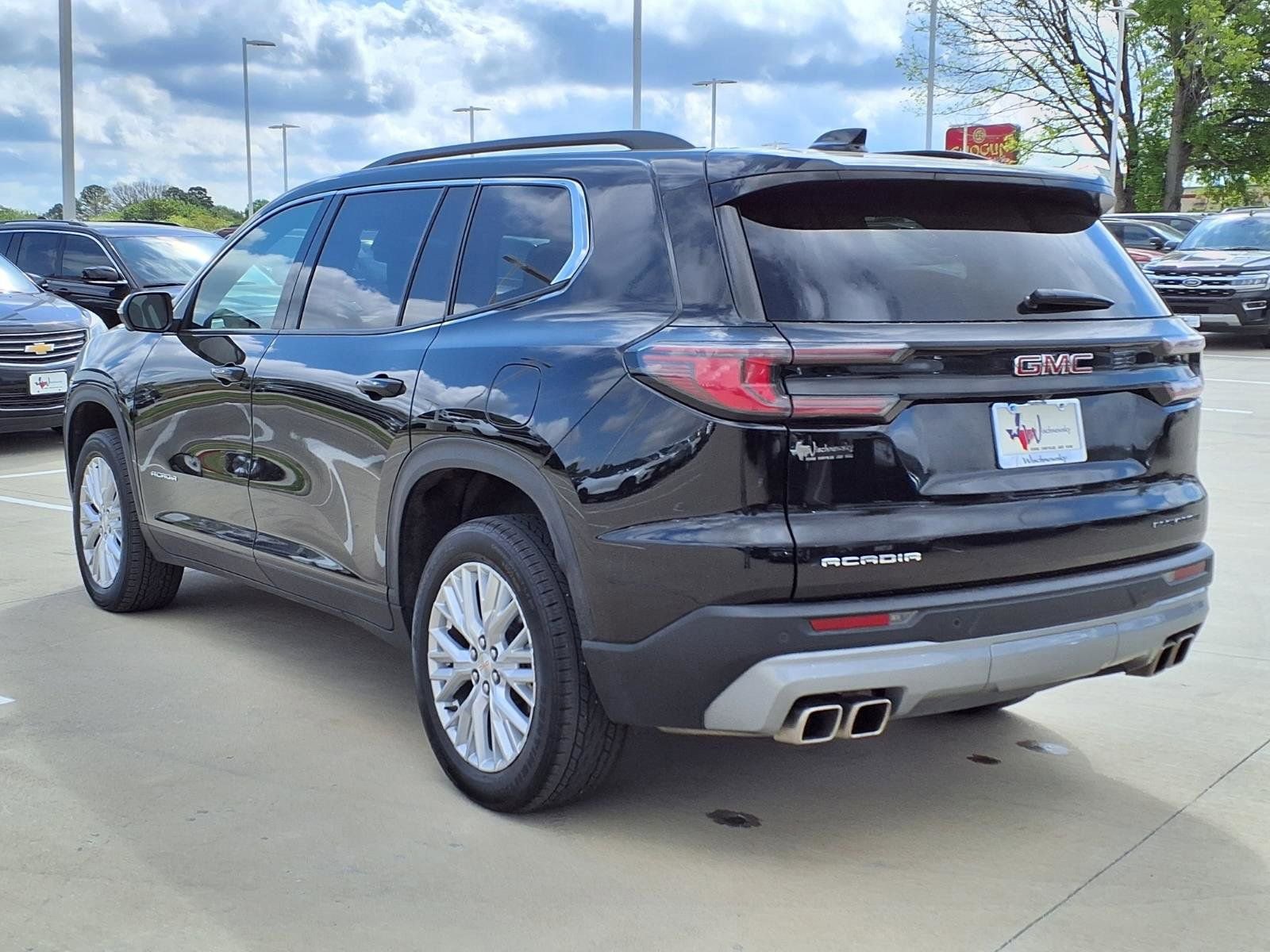 Used 2025 GMC Acadia Elevation w/ Elevation Premium Package image 2