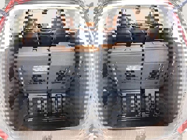 Used 2025 Kia Carnival EX image 32