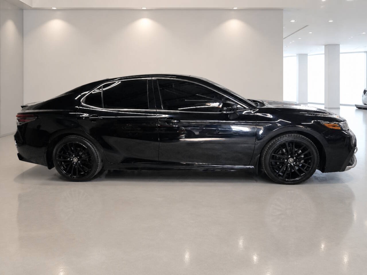 Used 2022 Toyota Camry XSE FWD image 6