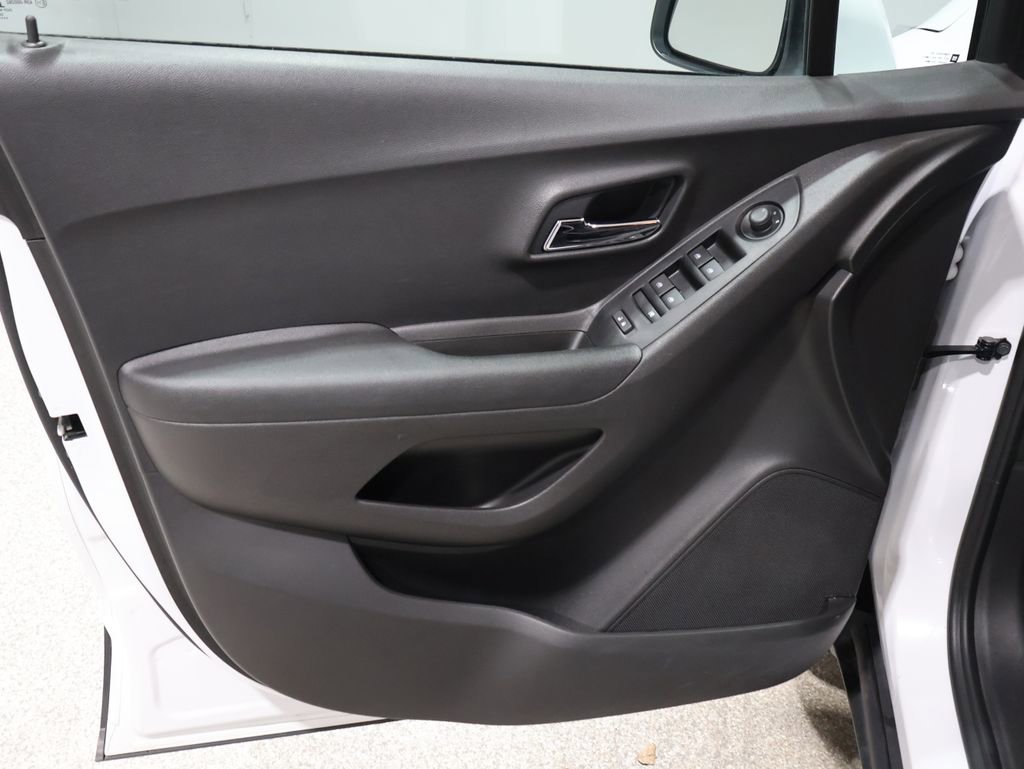 Used 2020 Chevrolet Trax LT w/ LT Convenience Package image 13