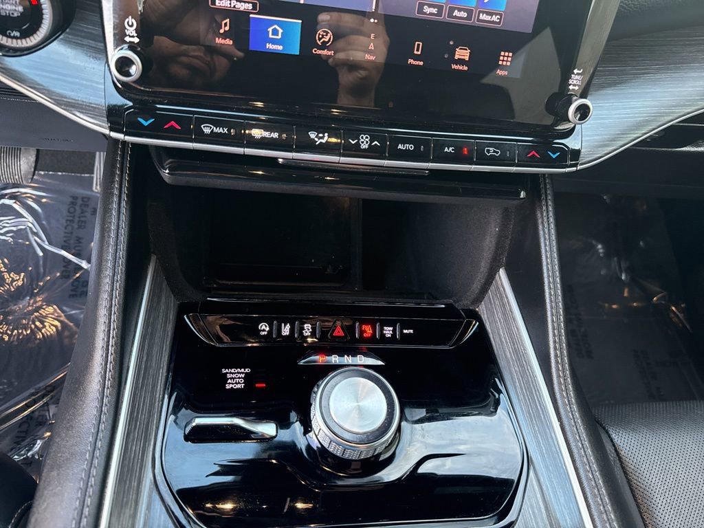 Used 2024 Jeep Wagoneer L Series II w/ Flexible Seating Group image 19