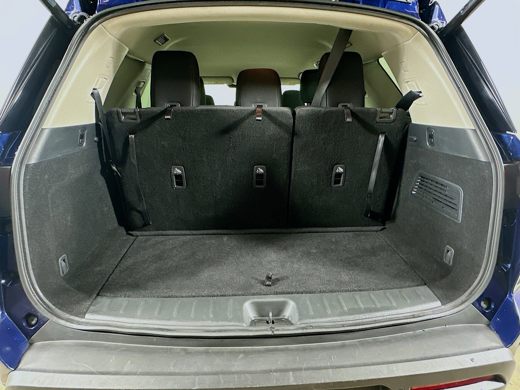 Used 2025 Nissan Pathfinder SV FWD image 28