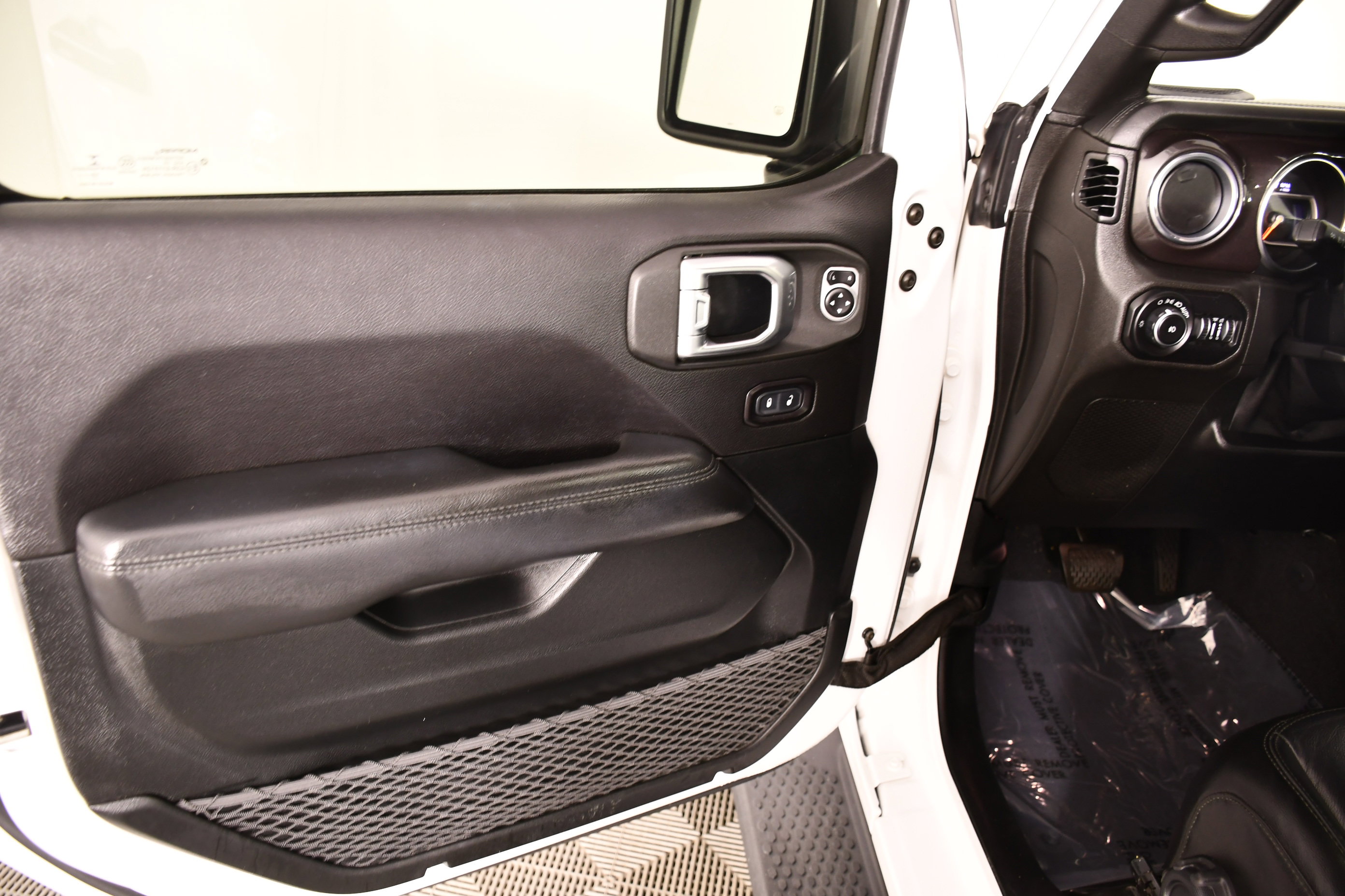 Used 2020 Jeep Wrangler Unlimited Sahara AWD/4WD image 36