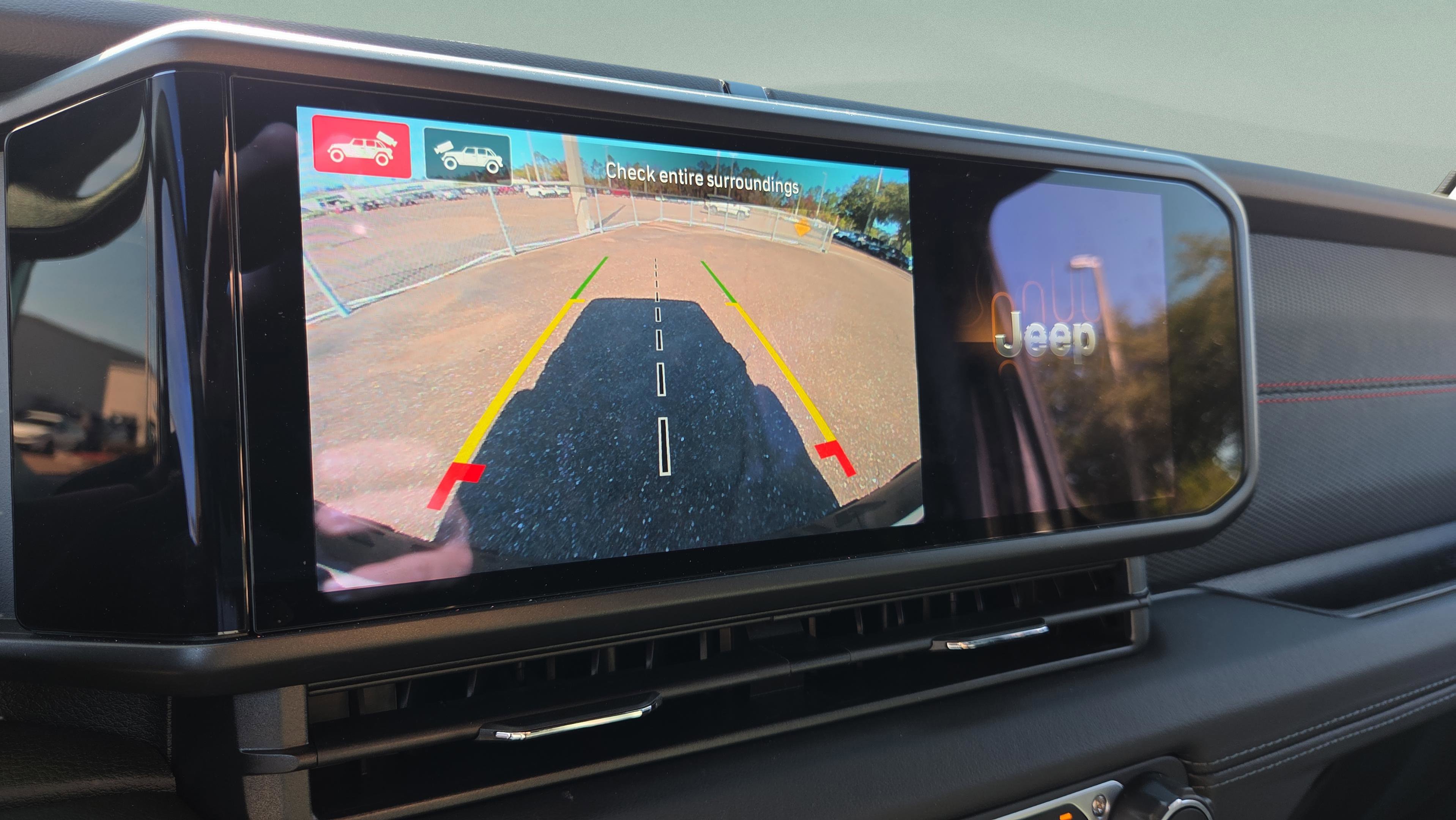 Used 2025 Jeep Wrangler Unlimited Rubicon w/ Technology Group image 34