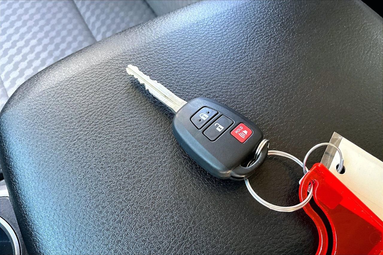 Used 2022 Toyota Tacoma SR5 w/ Technology Package image 32