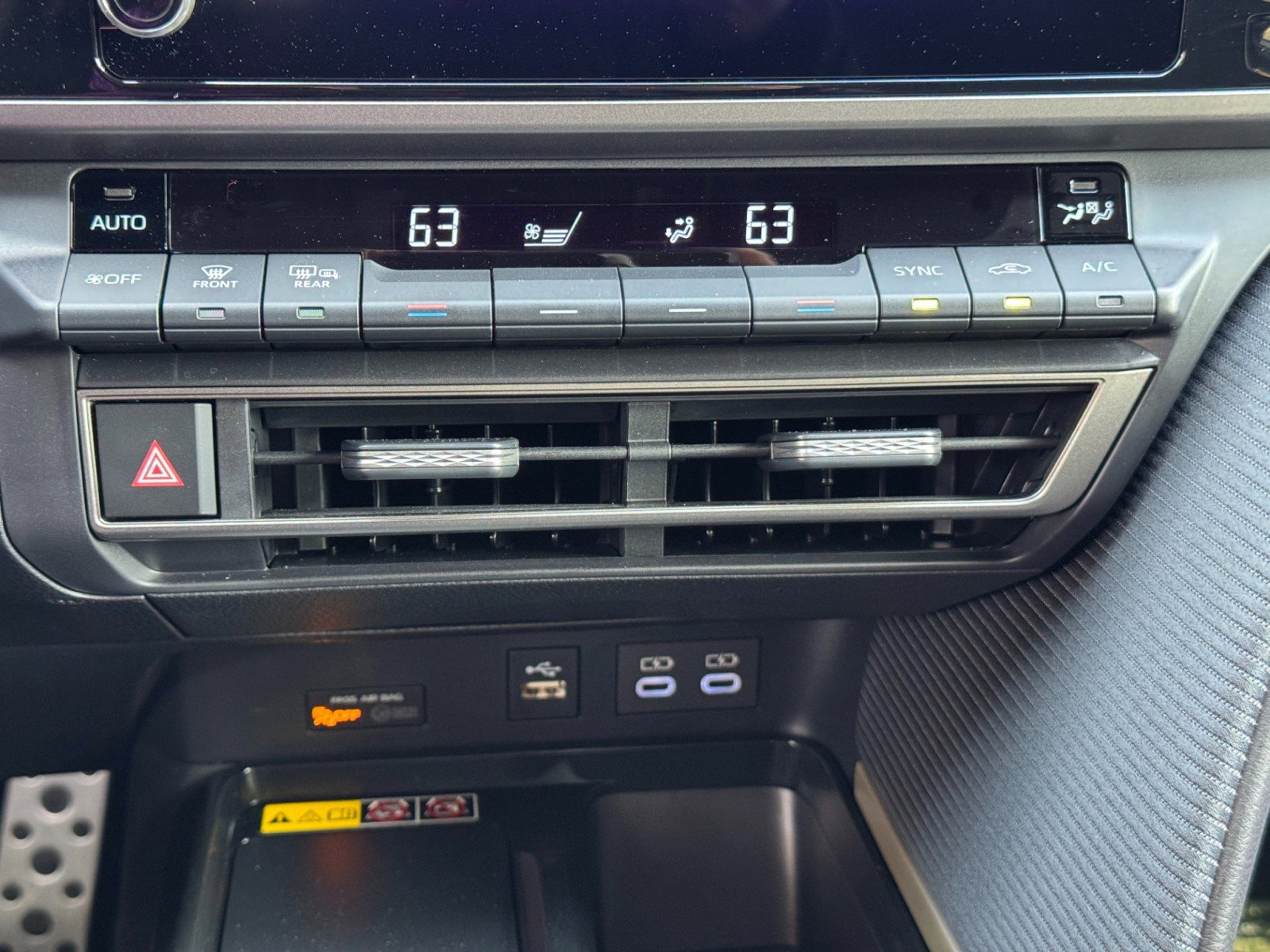 Used 2025 Toyota Camry SE w/ Convenience Package image 25