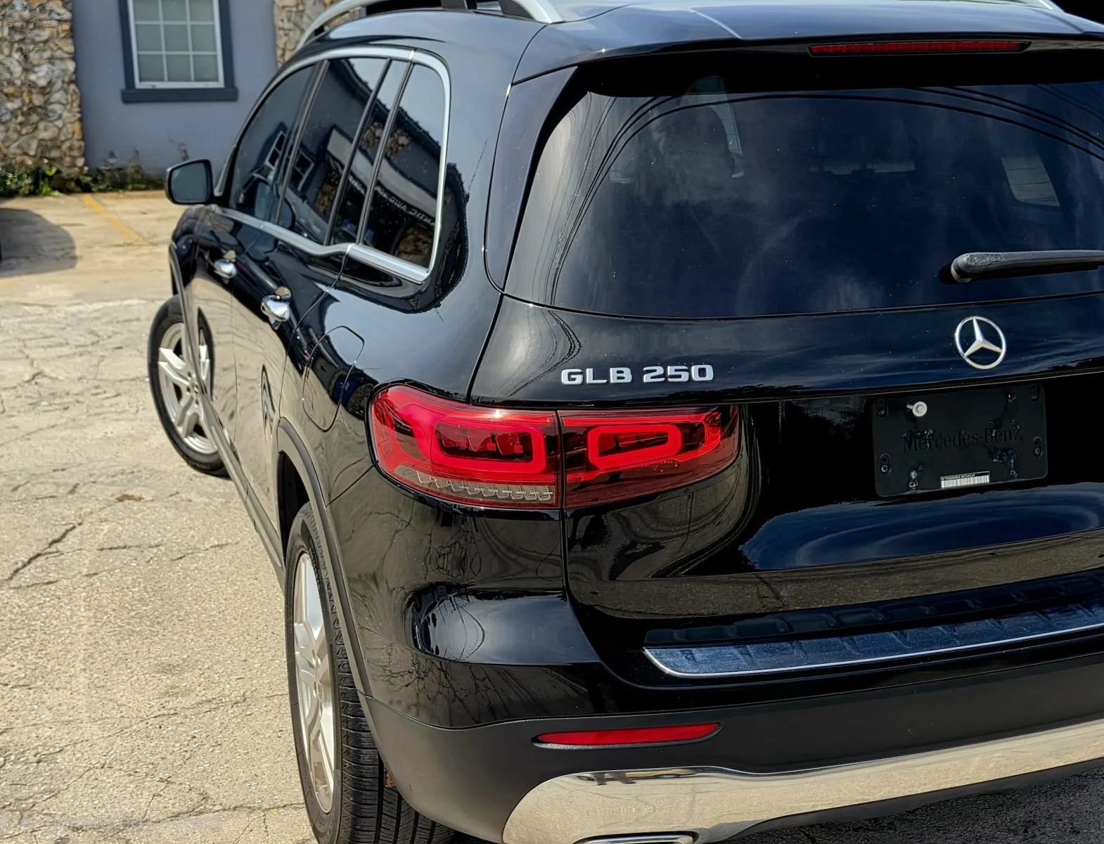 Used 2020 Mercedes-Benz GLB 250 4MATIC w/ Premium Package image 6
