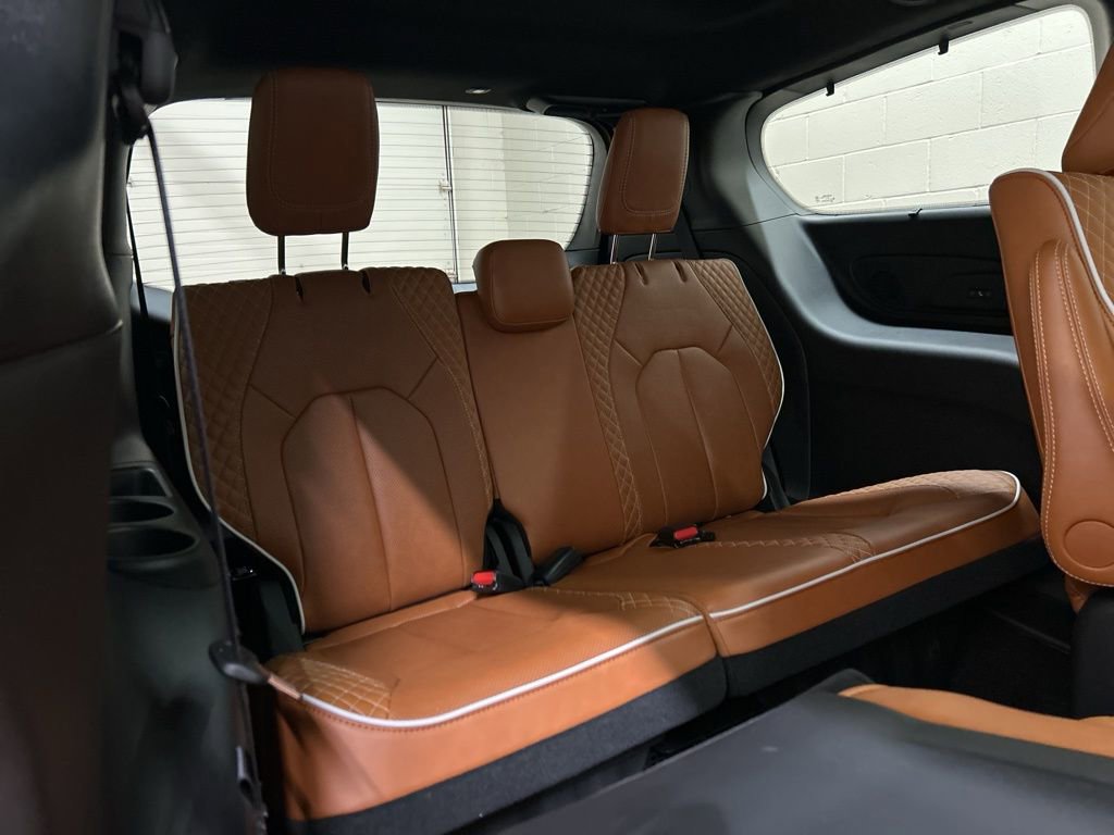 Used 2024 Chrysler Pacifica Pinnacle w/ Trailer Tow Group image 10