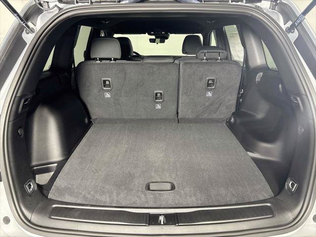 Certified 2025 Jeep Grand Cherokee Laredo w/ MOPAR Finishing Package AWD/4WD image 21