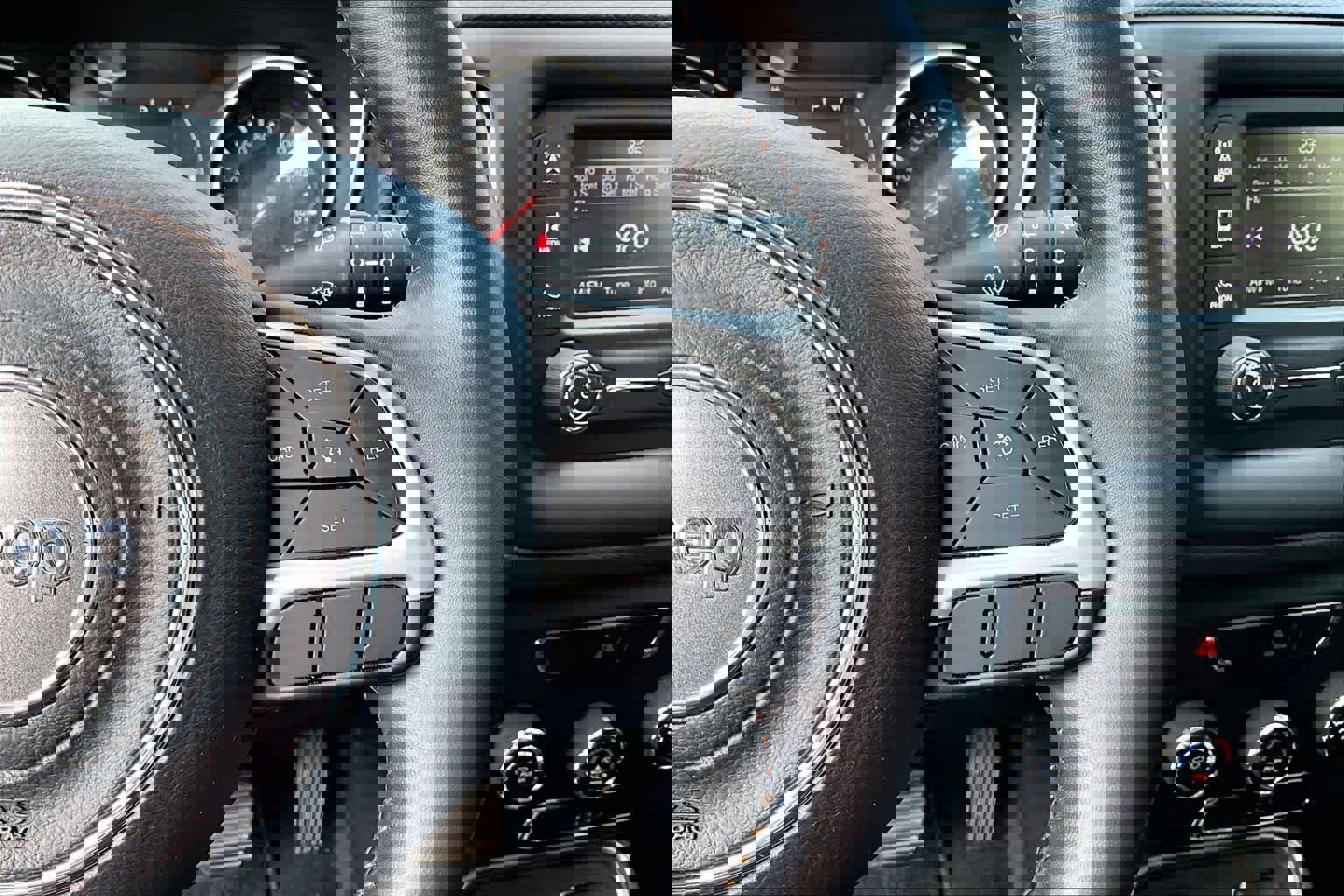 Used 2018 Jeep Compass Latitude FWD image 25