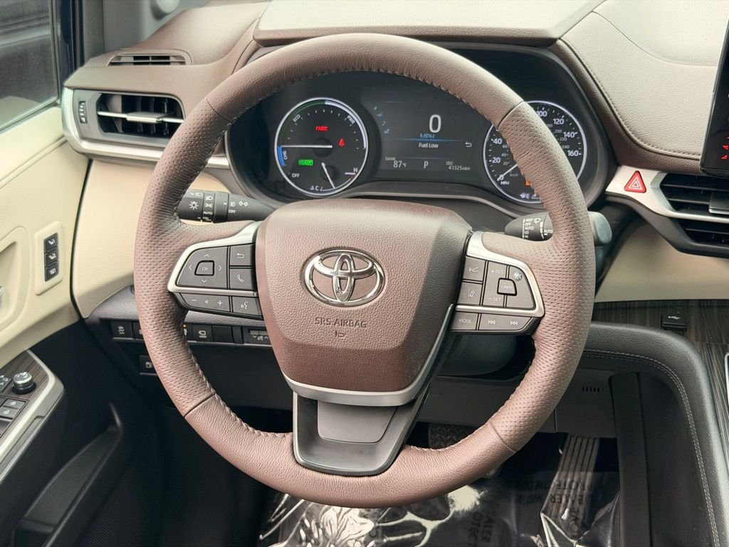Certified 2024 Toyota Sienna Platinum FWD image 19