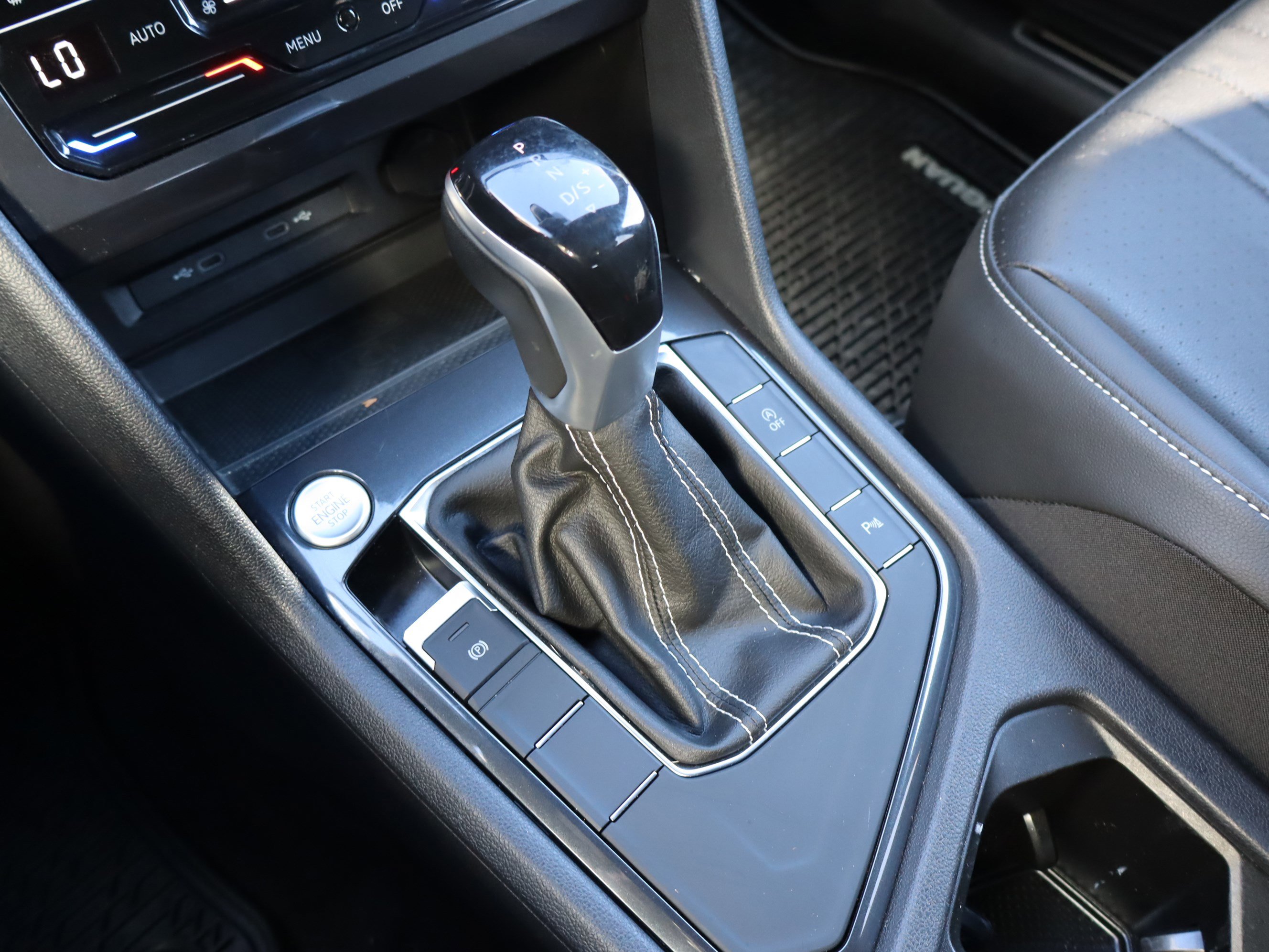 Used 2023 Volkswagen Tiguan SE R-Line image 29