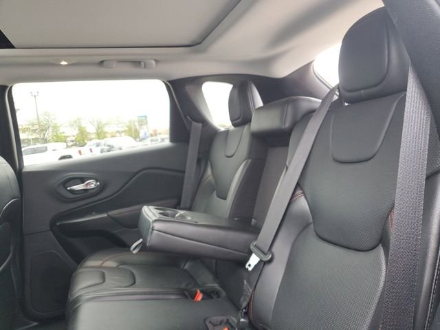 Used 2020 Jeep Cherokee Trailhawk AWD/4WD image 28