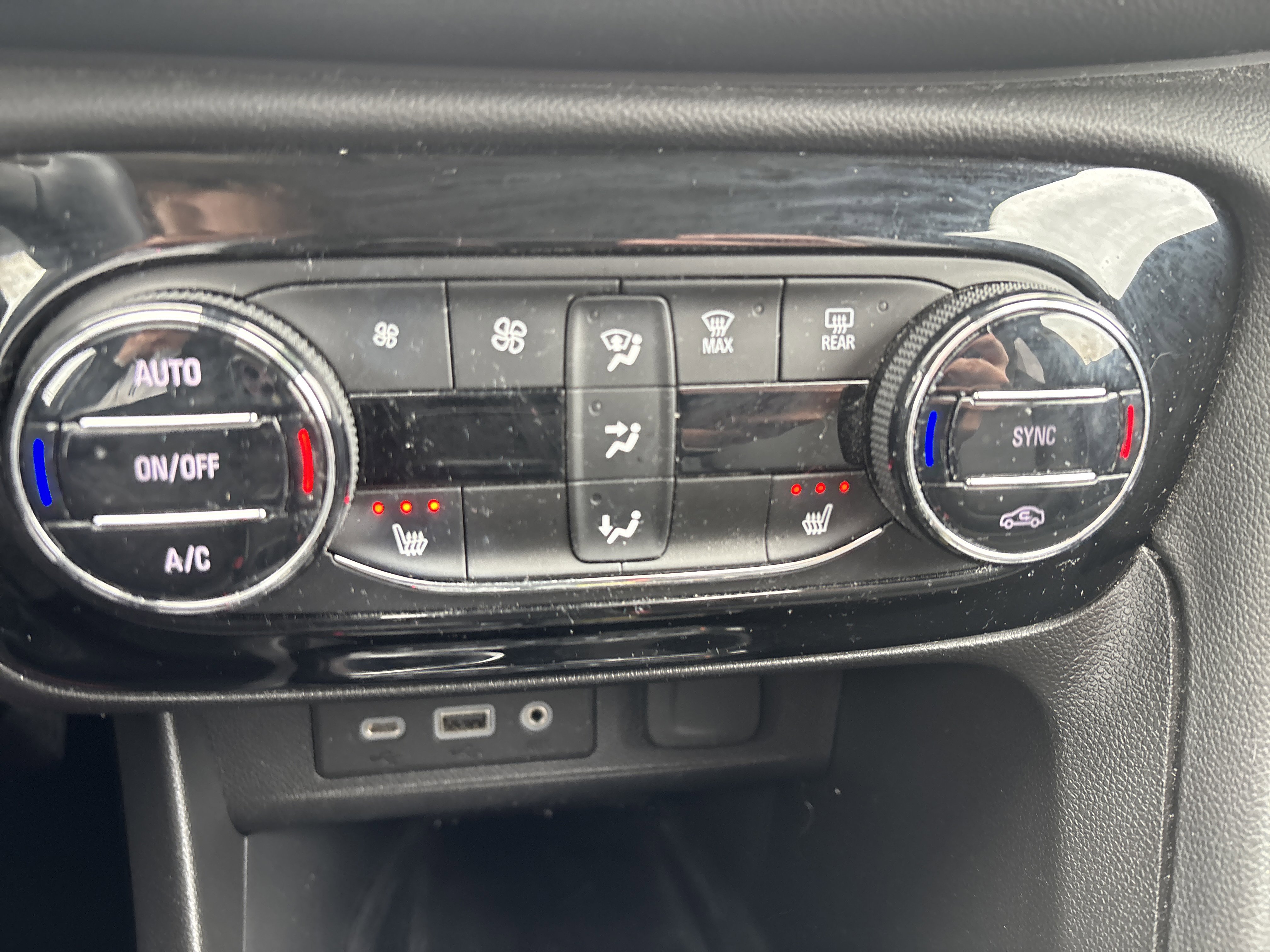 Used 2023 Buick Encore GX Essence w/ Advanced Technology Package image 27