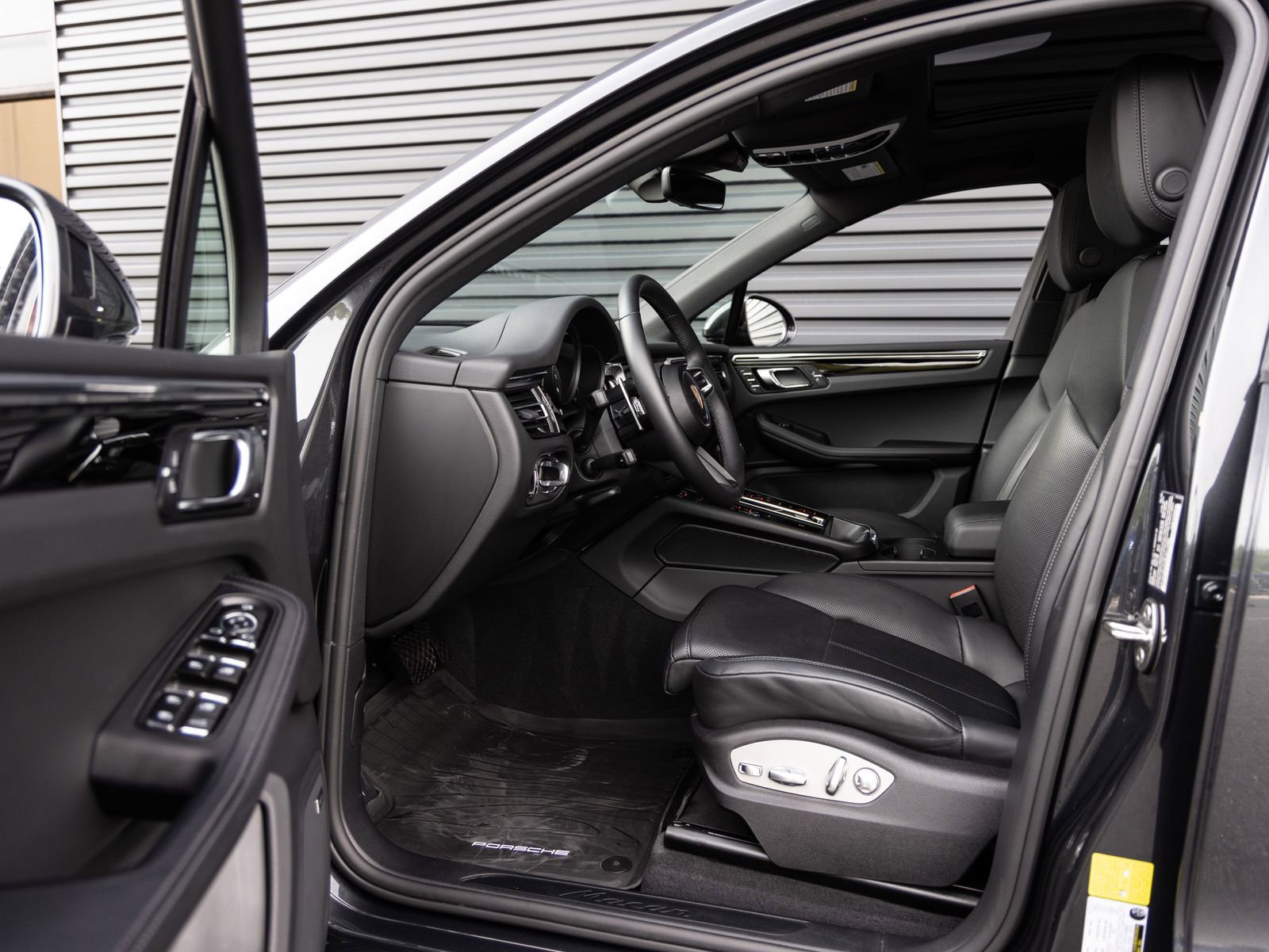 Certified 2025 Porsche Macan AWD/4WD image 23