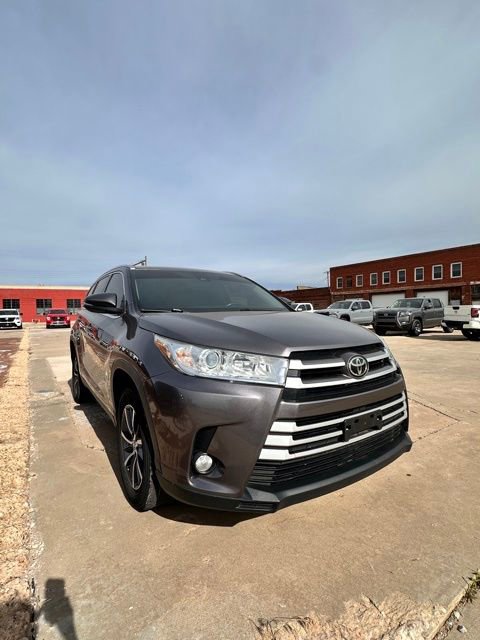 Used 2019 Toyota Highlander XLE FWD image 3