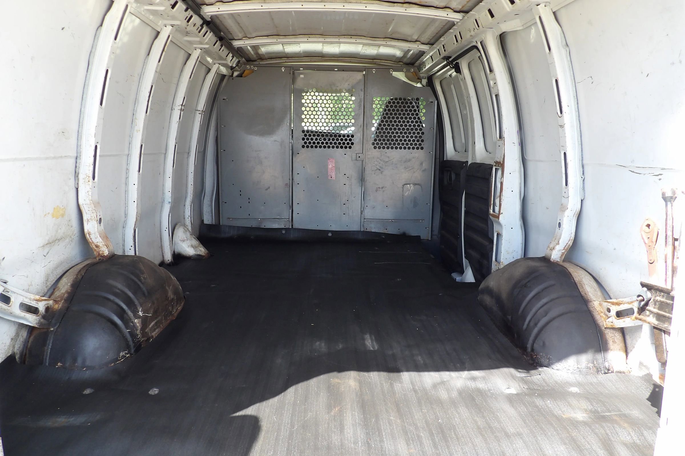 Used 2008 Chevrolet Express 1500 AWD image 5