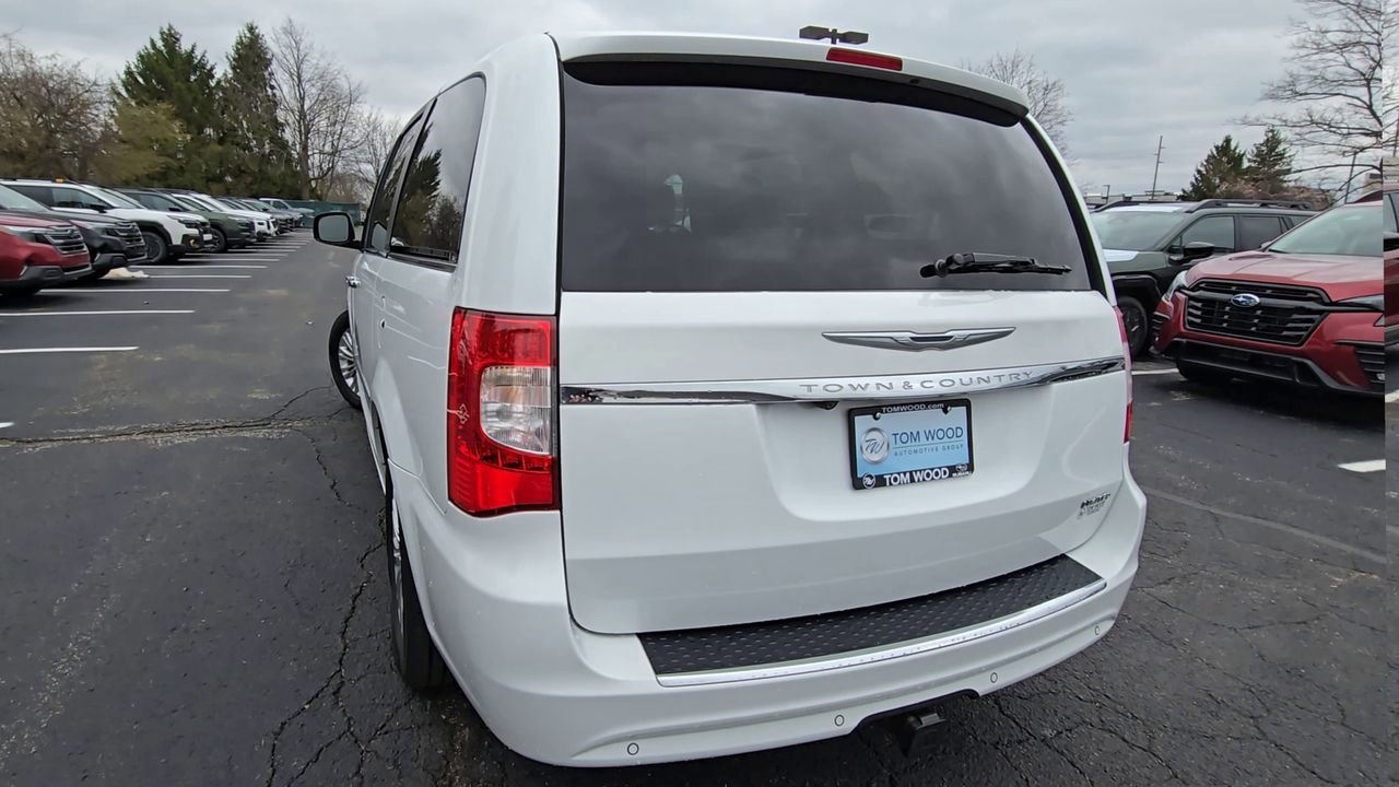 Used 2014 Chrysler Town & Country Limited w/ Luxury Group FWD image 7