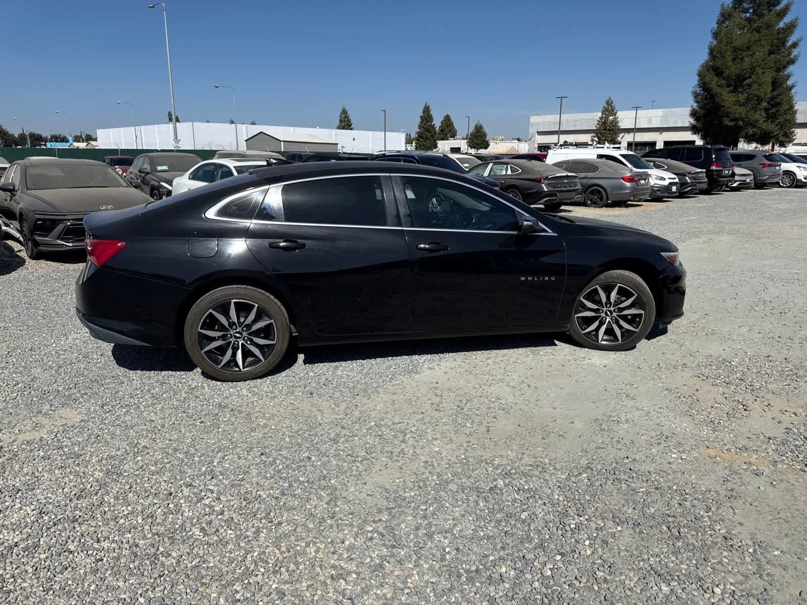 Used 2017 Chevrolet Malibu LT w/ Leather Package FWD image 4