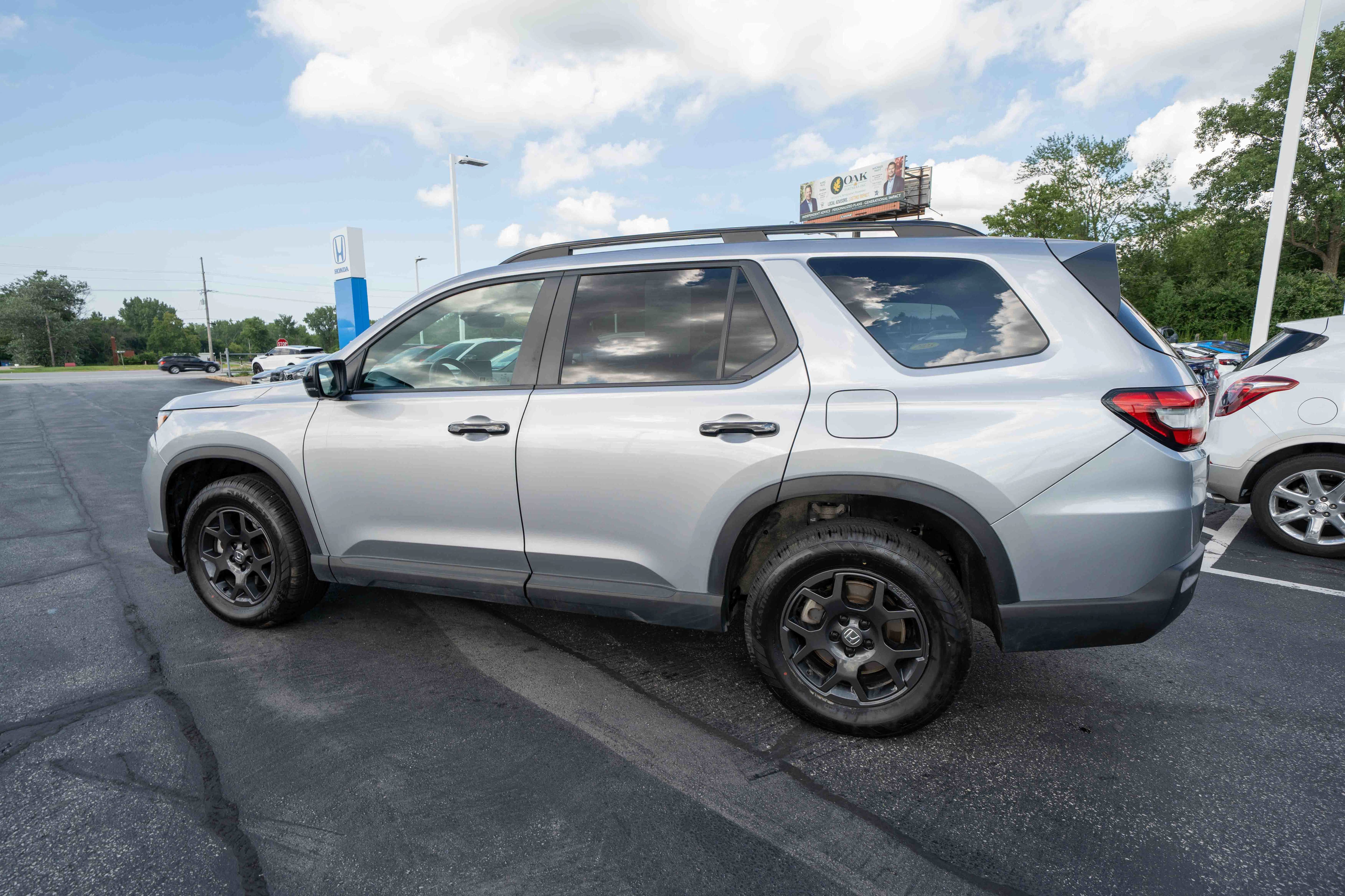 Used 2025 Honda Pilot TrailSport image 4