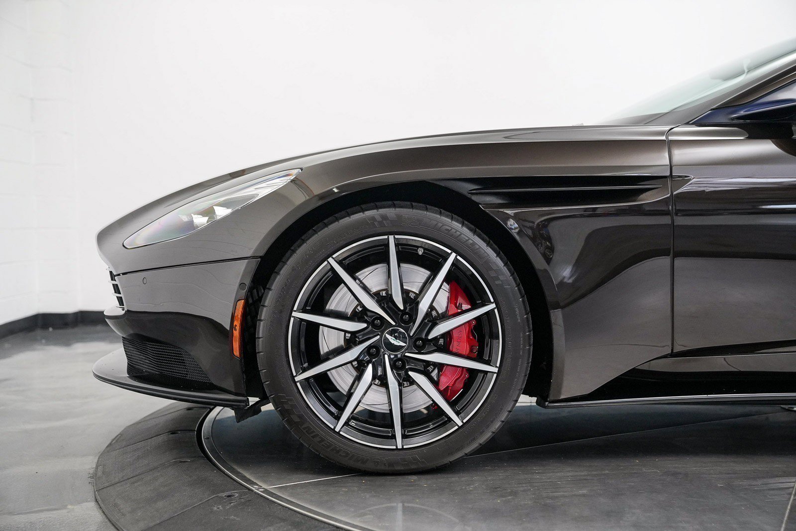 Used 2018 Aston Martin DB11 V12 image 16