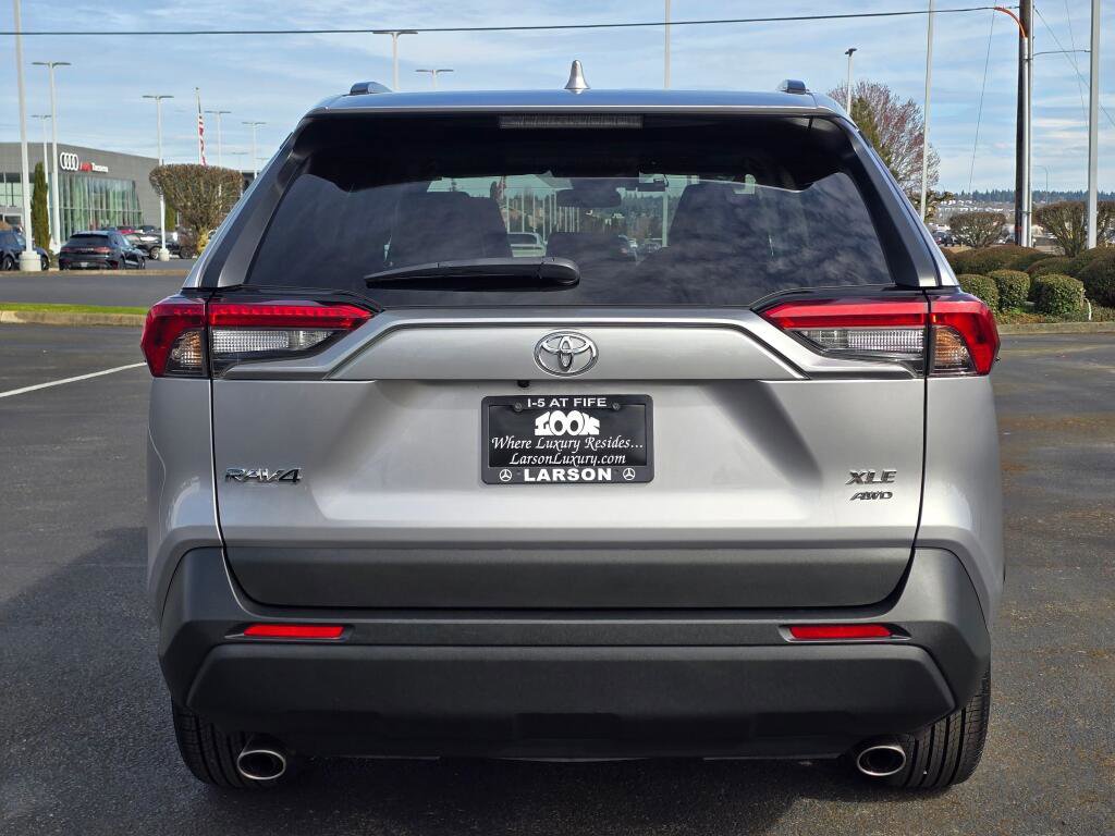 Used 2022 Toyota RAV4 XLE Premium image 5