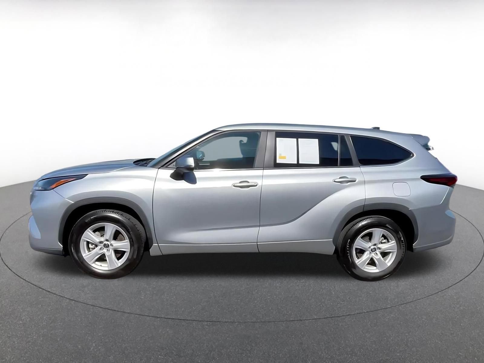 Used 2025 Toyota Highlander LE FWD image 8