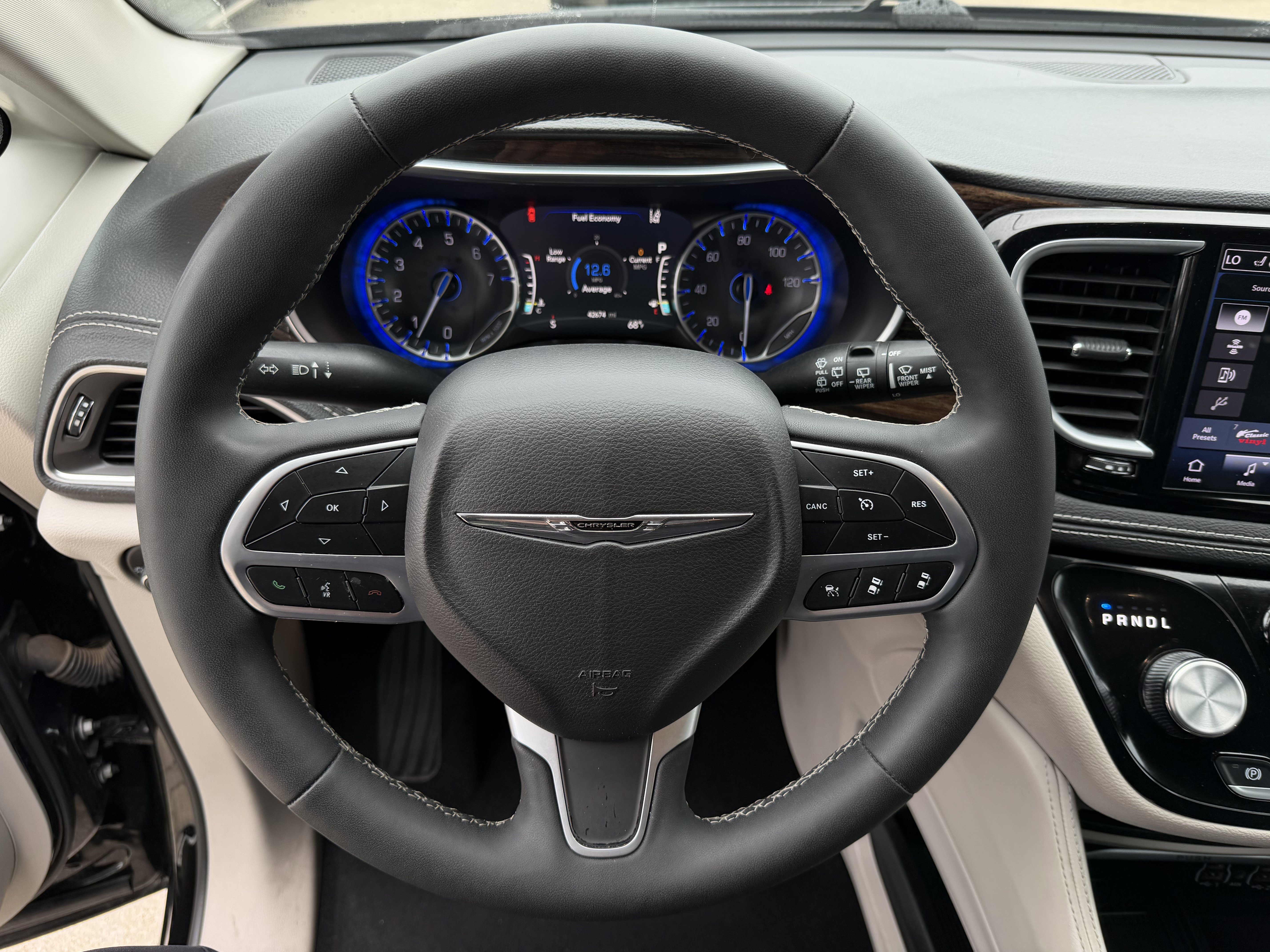 Used 2024 Chrysler Pacifica Limited FWD image 19