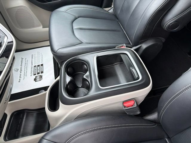 Used 2024 Chrysler Pacifica Touring-L FWD image 21