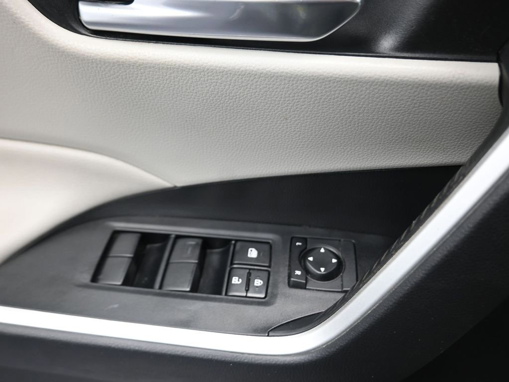 Used 2021 Toyota RAV4 XLE w/ Convenience Package FWD image 13