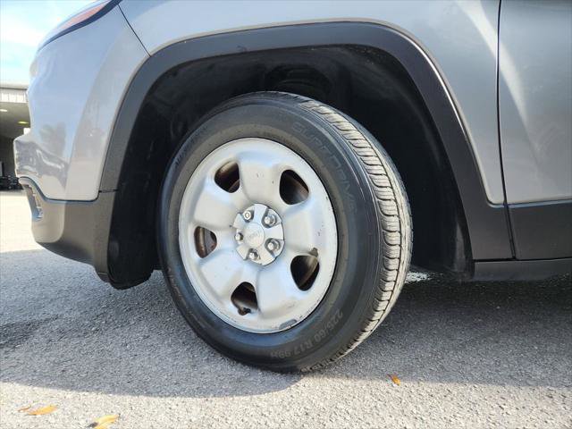 Certified 2017 Jeep Cherokee Sport image 29