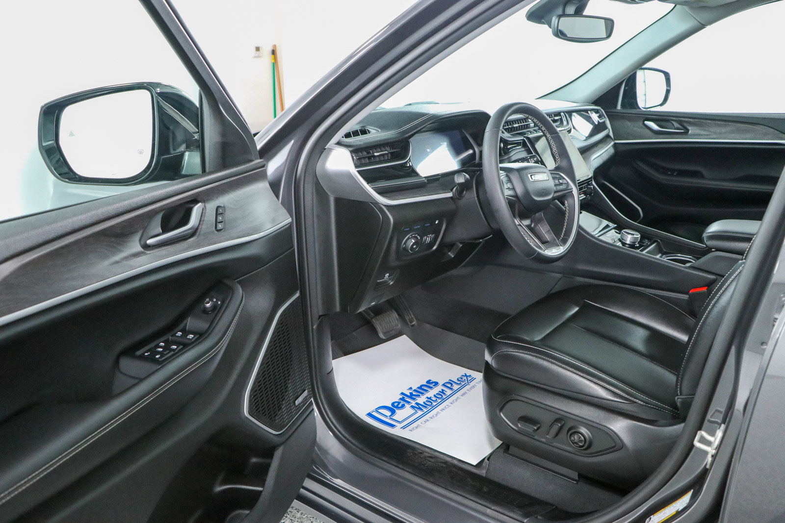 Used 2023 Jeep Grand Cherokee 4WD 4xe image 3