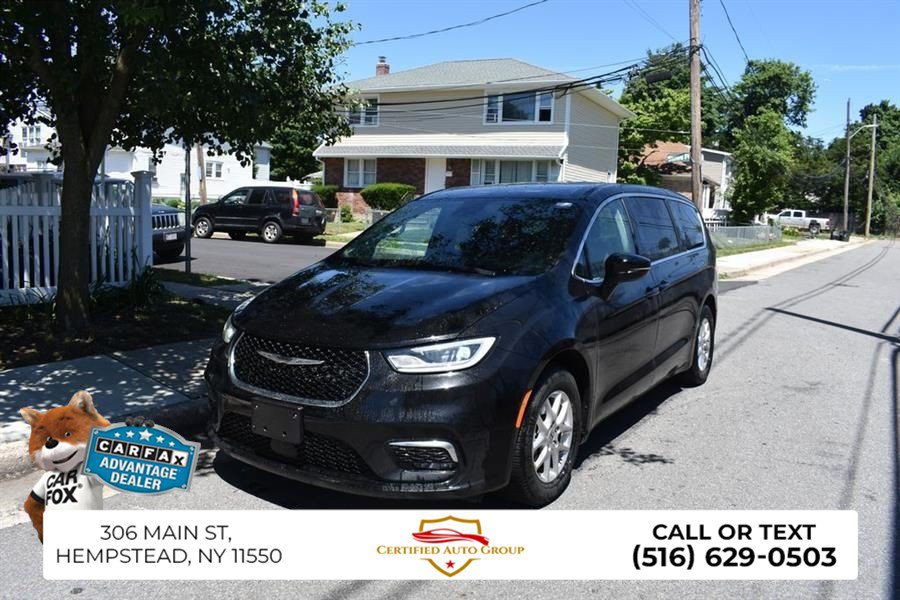 Used 2025 Chrysler Pacifica Select FWD image 3