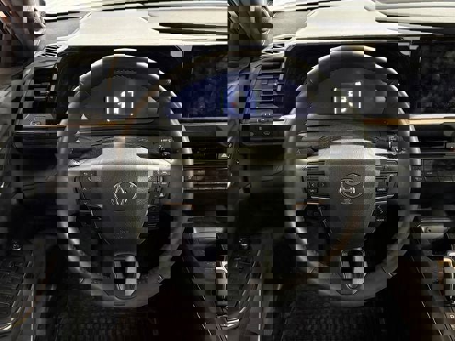 Used 2023 Toyota Crown Limited image 25